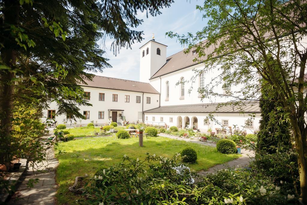 Kloster St. Josef Neumarkt in der Oberpfalz Exterior photo