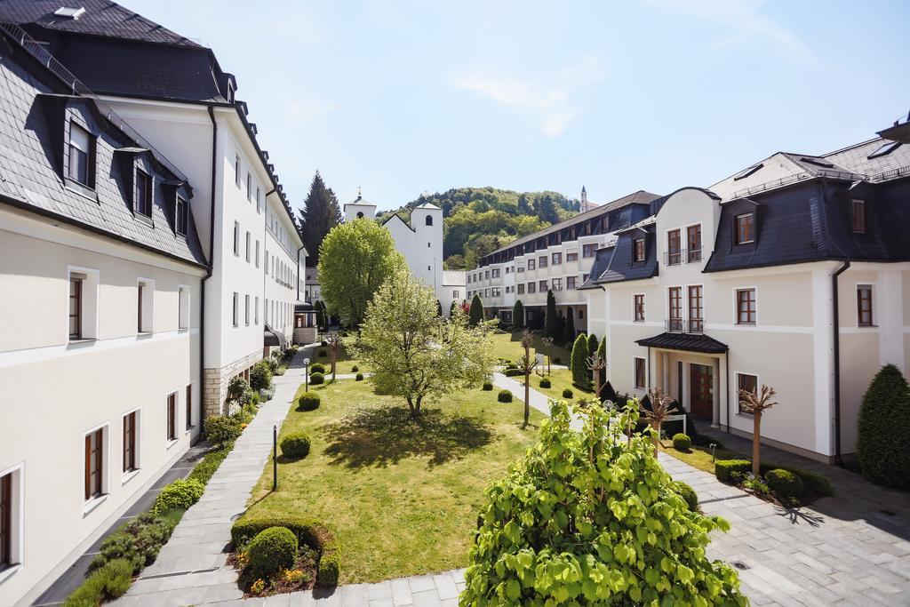 Kloster St. Josef Neumarkt in der Oberpfalz Exterior photo
